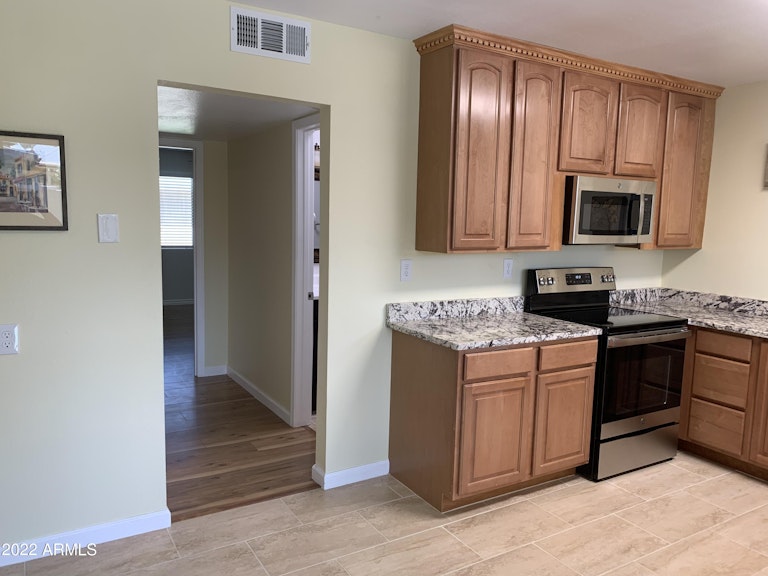Photo 4 of 12 - 10605 W Coggins Dr, Sun City, AZ 85351