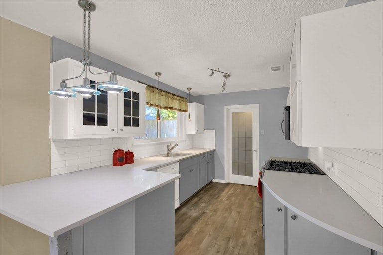Photo 8 of 36 - 1107 Rebbeca Dr, Austin, TX 78758