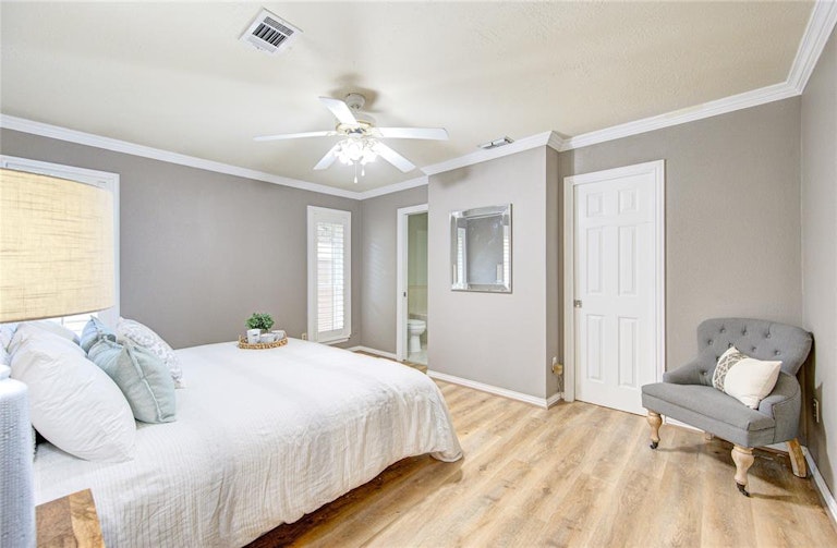 Photo 19 of 32 - 14118 Barryknoll Ln, Houston, TX 77079