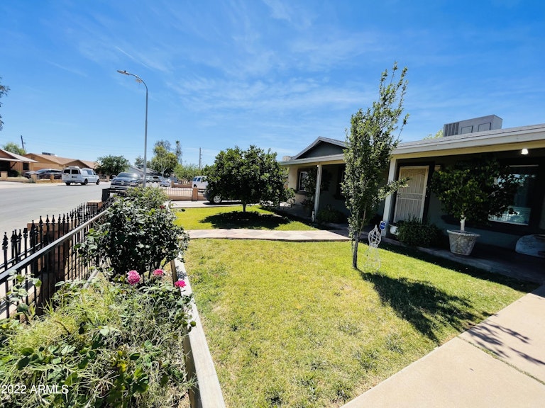 Photo 5 of 28 - 6414 W Avalon Dr, Phoenix, AZ 85033