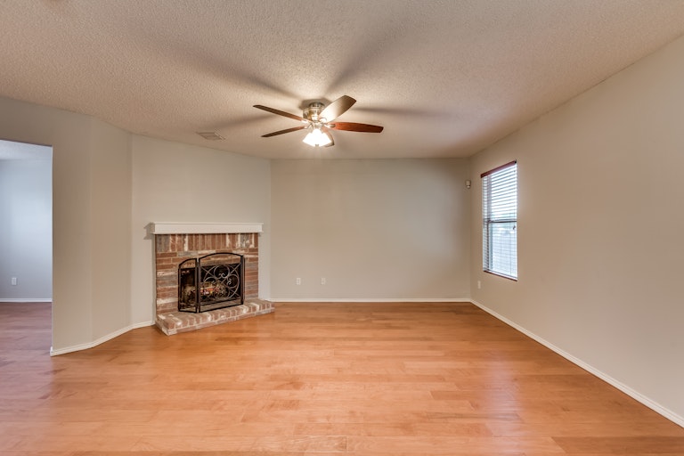 Photo 5 of 31 - 1312 Rambling Brook Trl, Denton, TX 76210