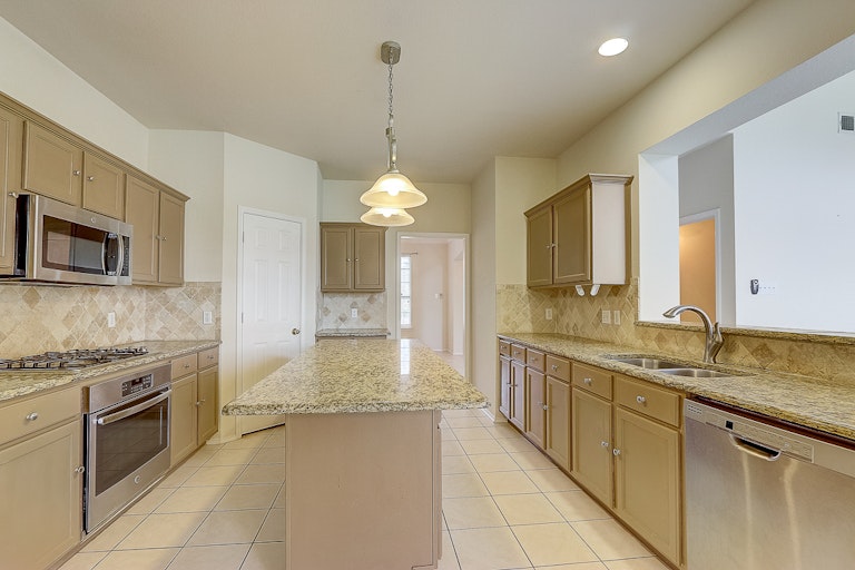 Photo 4 of 34 - 1832 Bowin Ct, Carrollton, TX 75010