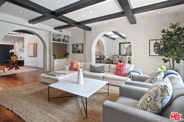 Photo 6 of 24 - 115 S Edinburgh Ave, Los Angeles, CA 90048