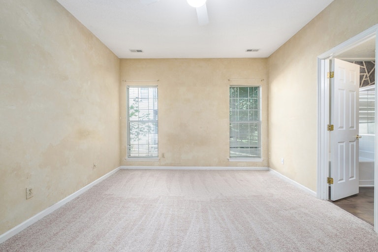 Photo 6 of 17 - 8436 Woodford Bridge Dr, Charlotte, NC 28216
