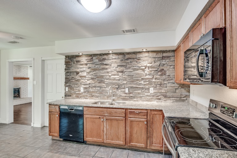 Photo 17 of 32 - 207 Cherrybark Dr, Coppell, TX 75019