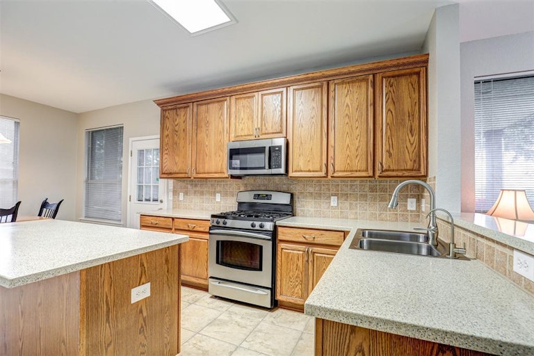 Photo 14 of 31 - 4644 Matthew Dr, Fort Worth, TX 76244
