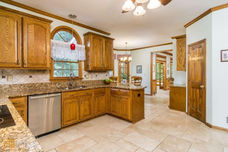 Photo 18 of 35 - 4502 Woodhall Way NE, Roswell, GA 30075