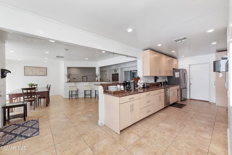 Photo 13 of 54 - 982 E Janss Rd, Thousand Oaks, CA 91360