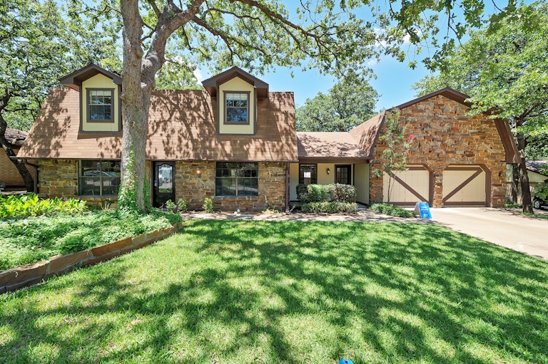 Photo 3 of 29 - 3013 Willow Ln, Bedford, TX 76021