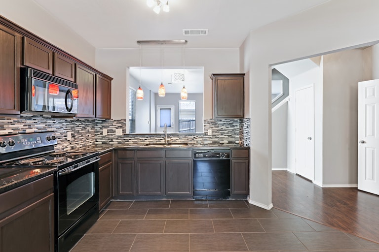Photo 7 of 25 - 4128 Macy Ln, Fort Worth, TX 76244