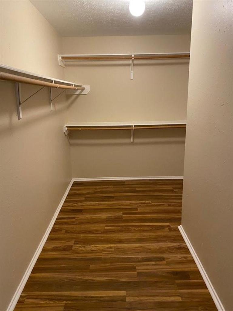 Photo 5 of 11 - 1027 Willow West Dr, Houston, TX 77073