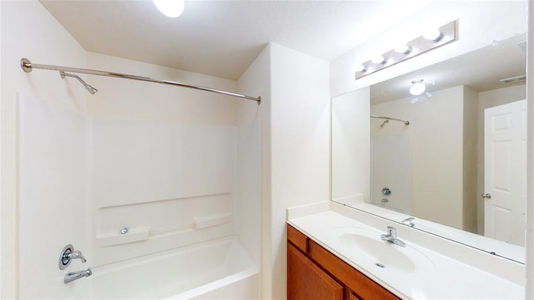 Photo 13 of 29 - 915 Marigold Rd, Baytown, TX 77521