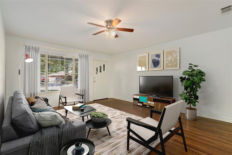 Photo 3 of 30 - 2118 Boyd St, Dallas, TX 75224
