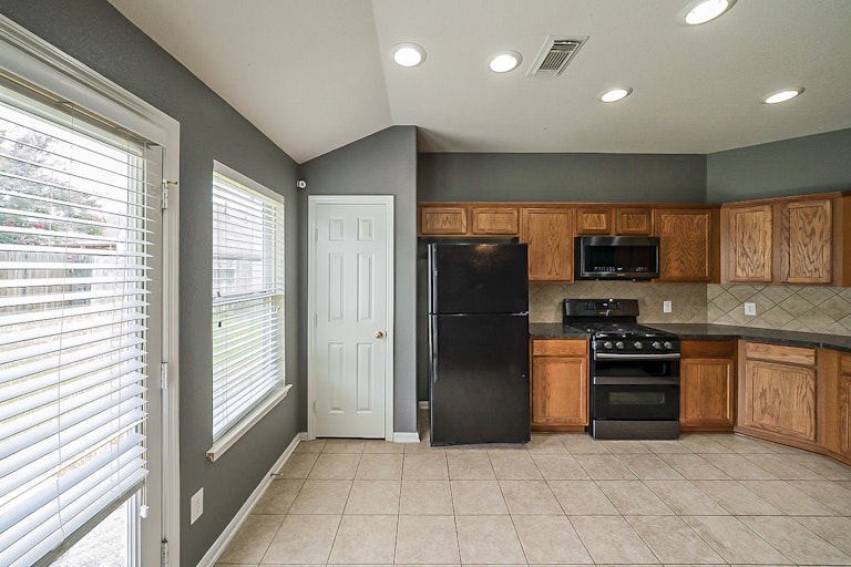 Photo 12 of 36 - 12810 Candlewood Glen Ln, Houston, TX 77014