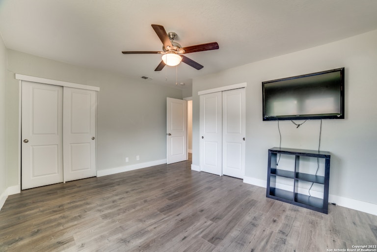 Photo 17 of 27 - 837 Canterbury Hill St, San Antonio, TX 78209