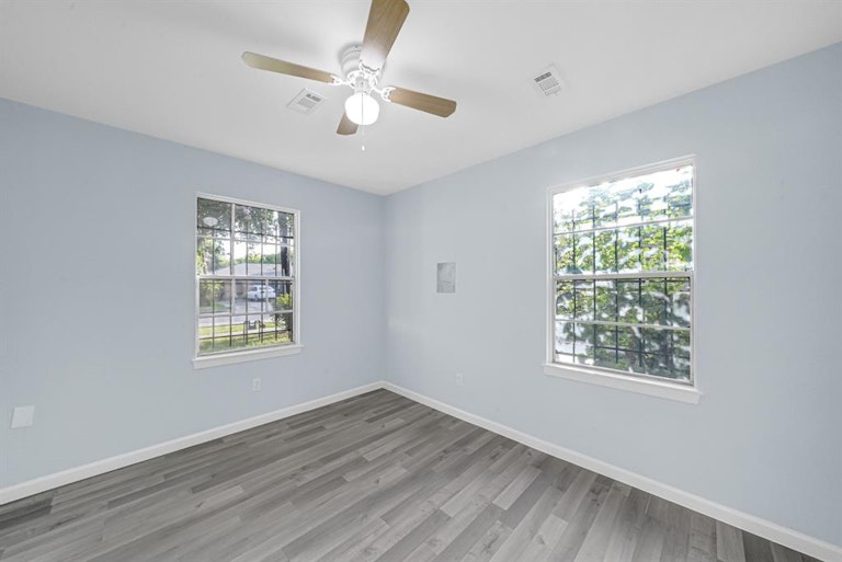 Photo 18 of 19 - 6302 Crane St, Houston, TX 77026