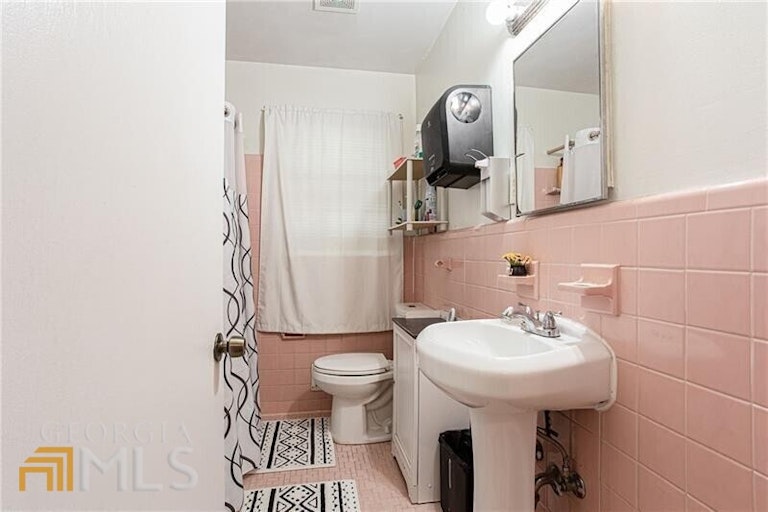 Photo 15 of 37 - 2612 Clairmont Rd NE, Atlanta, GA 30329