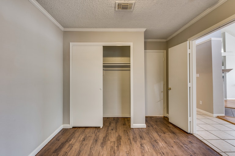 Photo 6 of 24 - 920 S Old Orchard Ln, Lewisville, TX 75067