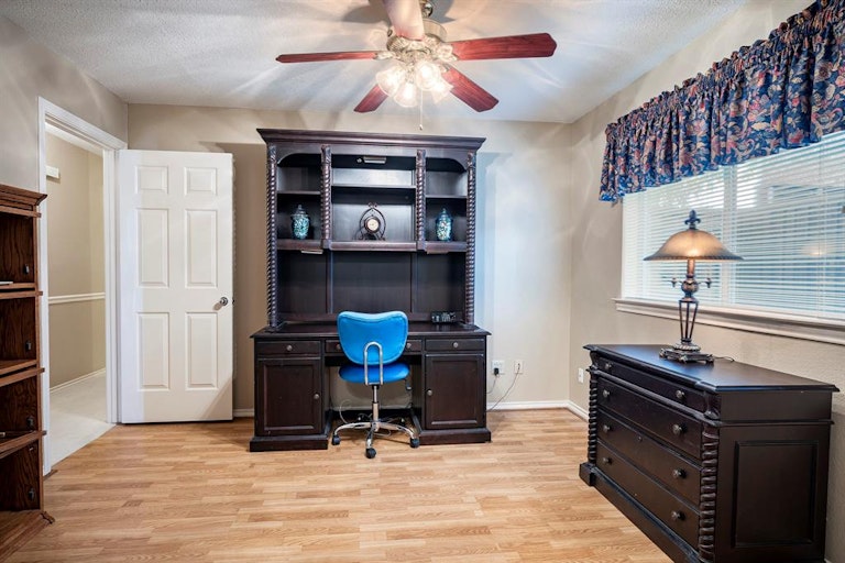 Photo 11 of 24 - 2206 Timberline Dr, Carrollton, TX 75007