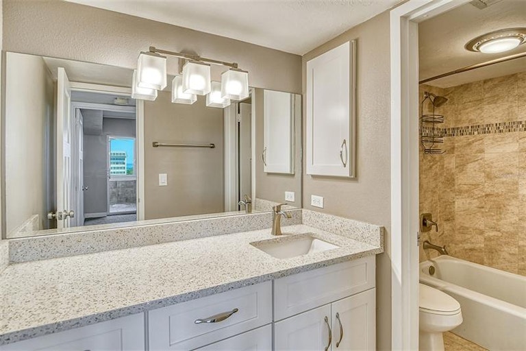 Photo 31 of 57 - 1200 E Peppertree Ln #606, Sarasota, FL 34242