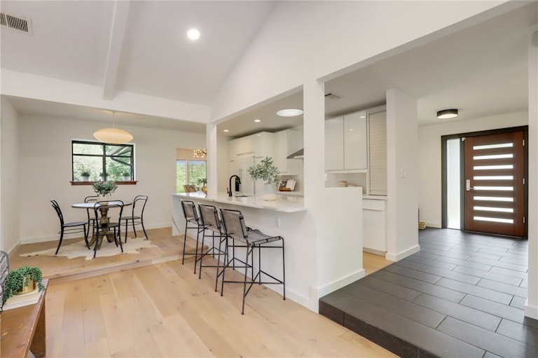 Photo 7 of 37 - 9423 Spring Hollow Dr, Austin, TX 78750