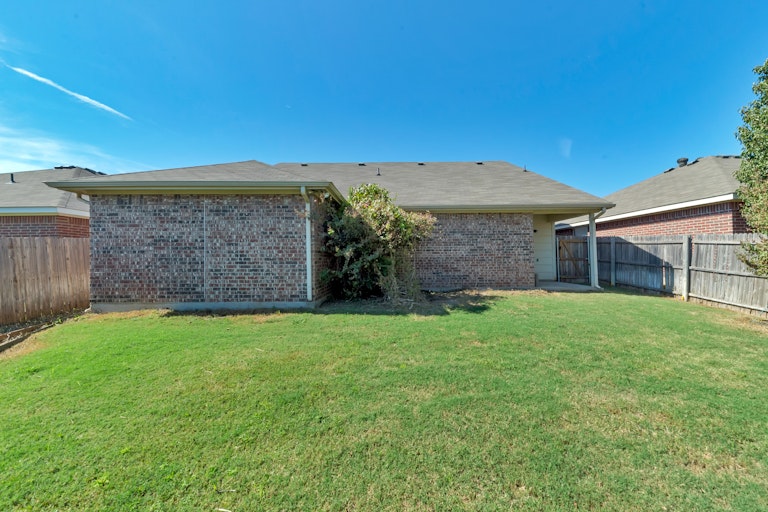 Photo 4 of 16 - 8836 Chaps Ave, Fort Worth, TX 76244