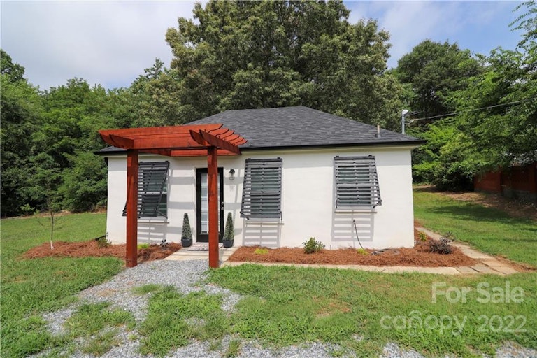 Photo 1 of 16 - 1007 Rainbow Dr, Kannapolis, NC 28081