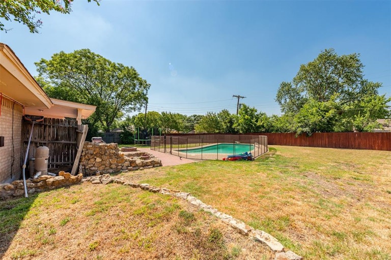 Photo 8 of 23 - 3805 Glenmont Dr, Fort Worth, TX 76133