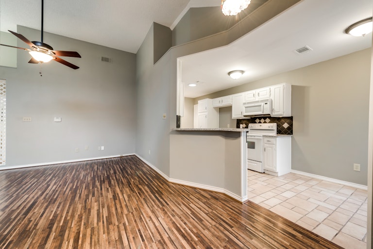 Photo 3 of 27 - 3125 Royal Gable Dr, Dallas, TX 75229