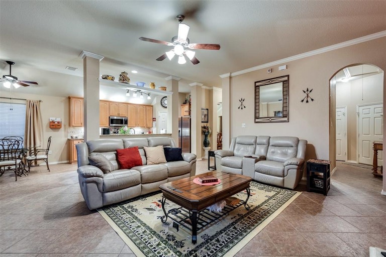 Photo 13 of 35 - 10304 Fossil Valley Dr, Fort Worth, TX 76131