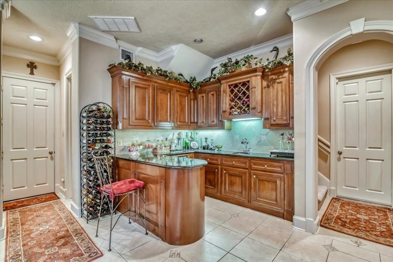 Photo 15 of 50 - 25306 Fawn Point Ct, Spring, TX 77389