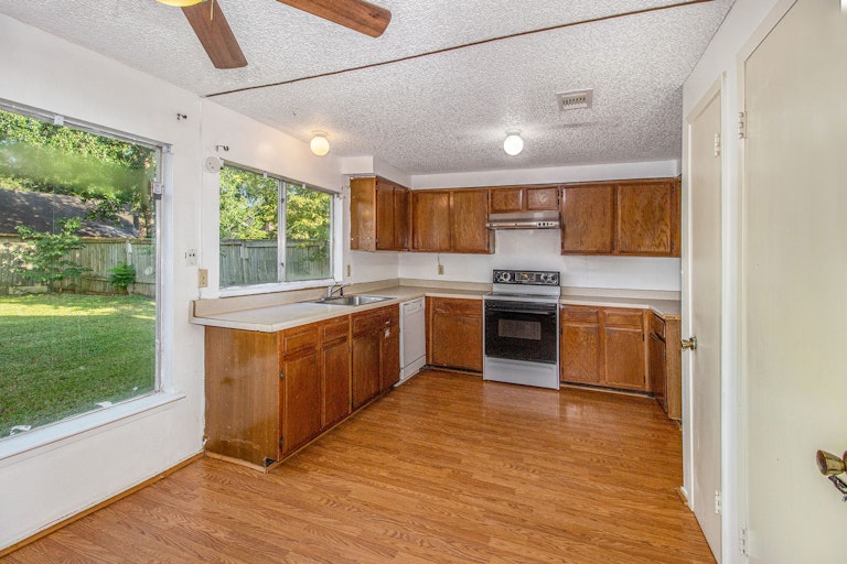 Photo 9 of 17 - 7802 Del Glen Ln, Houston, TX 77072