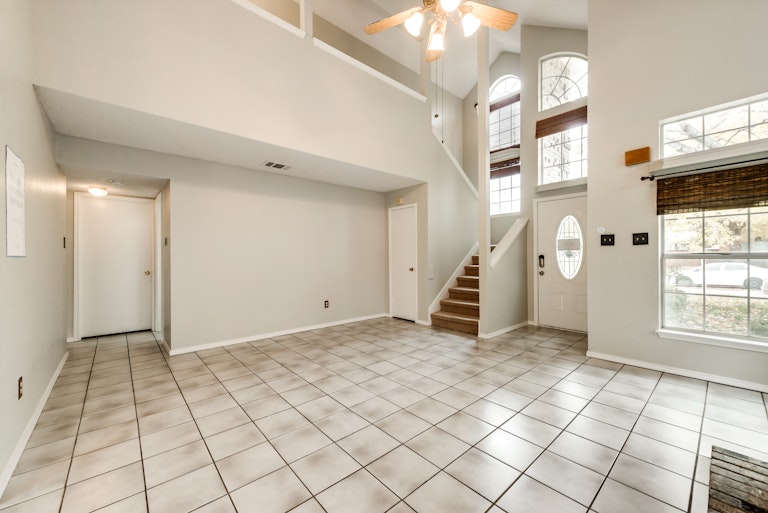 Photo 7 of 23 - 1105 Cherrytree Dr, Arlington, TX 76001