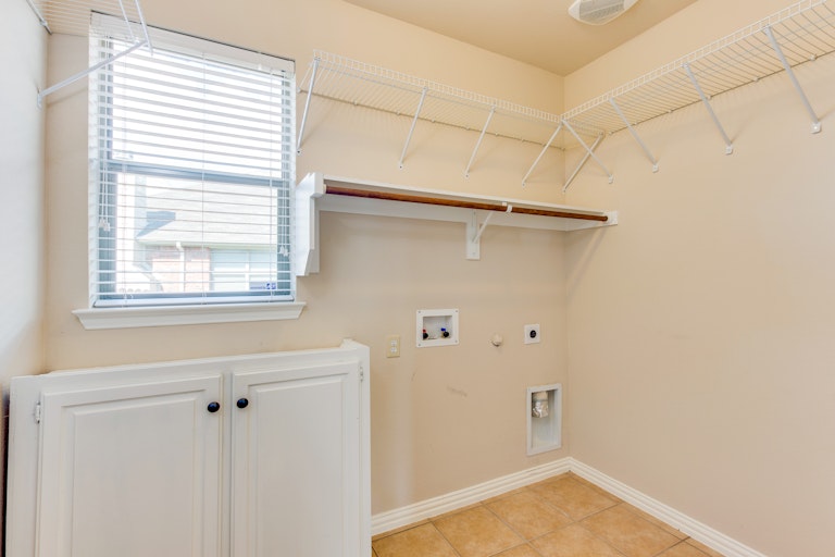 Photo 22 of 38 - 1716 Lake Wood Trl, Little Elm, TX 75068