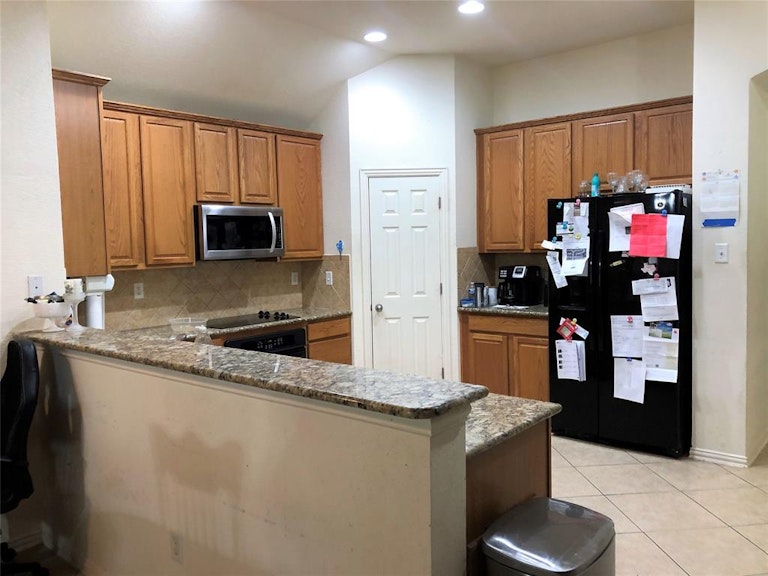 Photo 9 of 33 - 720 Red Elm Ln, Fort Worth, TX 76131