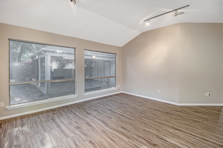 Photo 10 of 17 - 8914 Beau Monde Dr, Houston, TX 77099