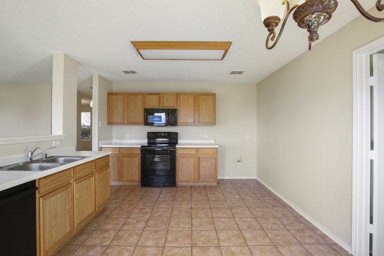 Photo 6 of 30 - 6904 Meadow Way Ln, Fort Worth, TX 76179