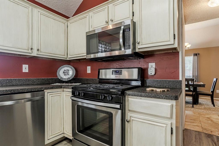 Photo 11 of 26 - 915 Felicia Ln, Arlington, TX 76017