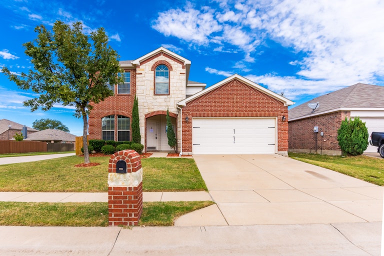 Photo 1 of 33 - 8805 Whirlwind Trl, Aubrey, TX 76227