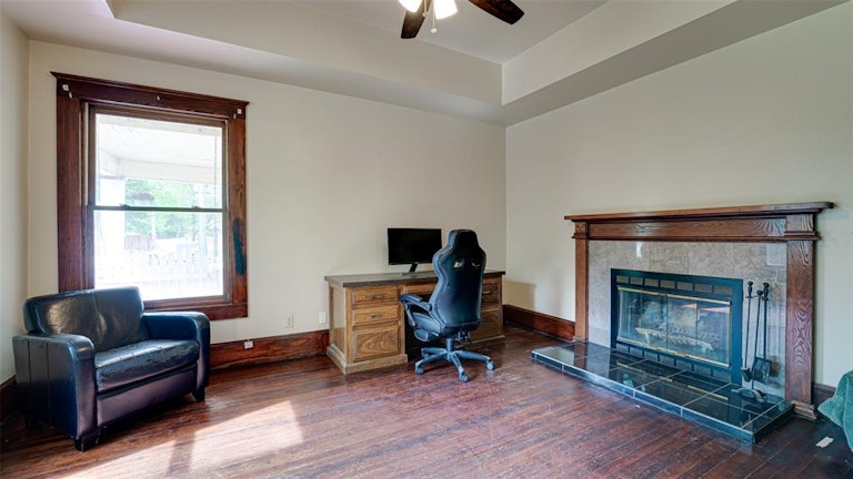Photo 15 of 40 - 613 E Marvin Ave, Waxahachie, TX 75165