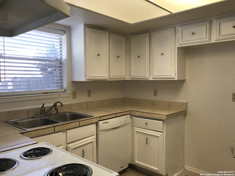 Photo 5 of 17 - 14227 Ridge Meadow Dr, San Antonio, TX 78233