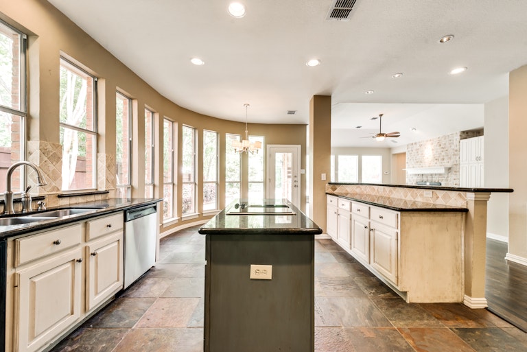 Photo 5 of 27 - 212 Hollywood Dr, Coppell, TX 75019