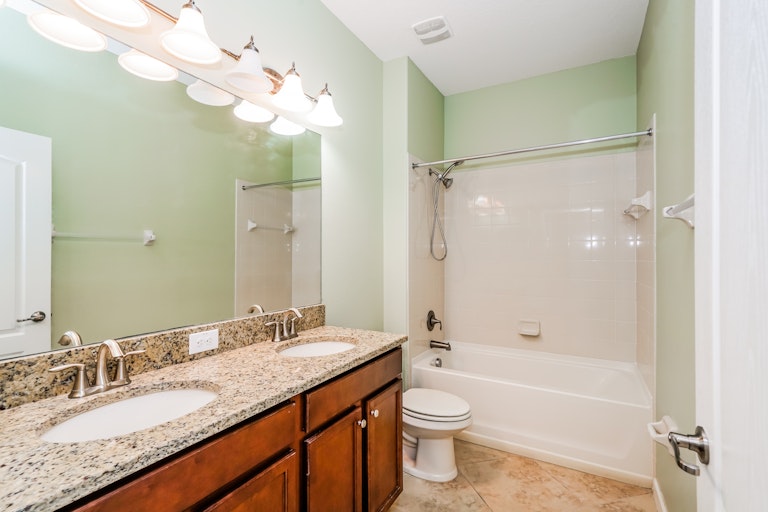Photo 15 of 42 - 19303 Prairie Tree Pl, Tampa, FL 33647