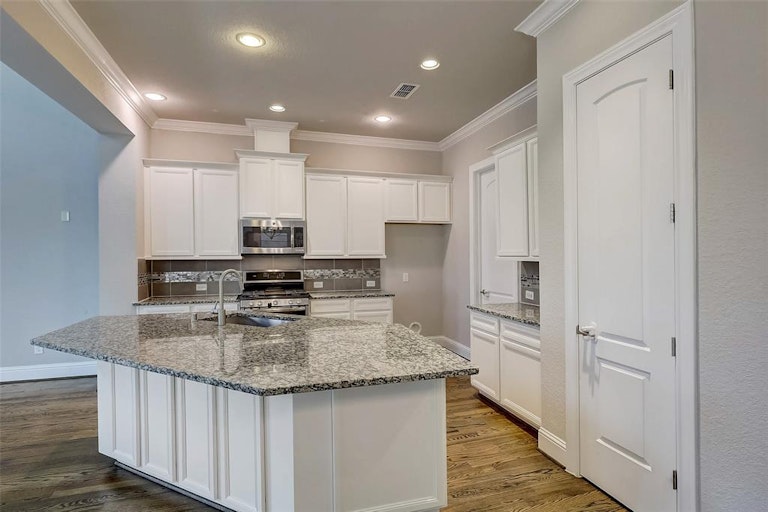 Photo 22 of 40 - 1704 Oak Leaf Pass Dr, Houston, TX 77055