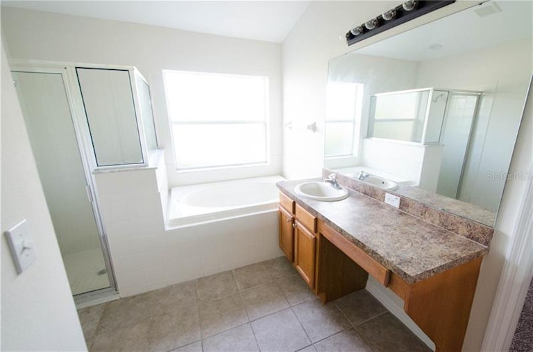 Photo 17 of 25 - 812 Barclay Wood Dr, Ruskin, FL 33570