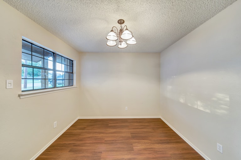 Photo 11 of 30 - 5515 Creek Valley Dr, Arlington, TX 76018