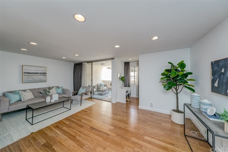 Photo 1 of 23 - 125 N Allen Ave #111, Pasadena, CA 91106