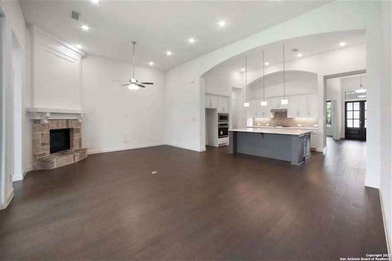 Photo 8 of 25 - 1915 Privet Rd, New Braunfels, TX 78132