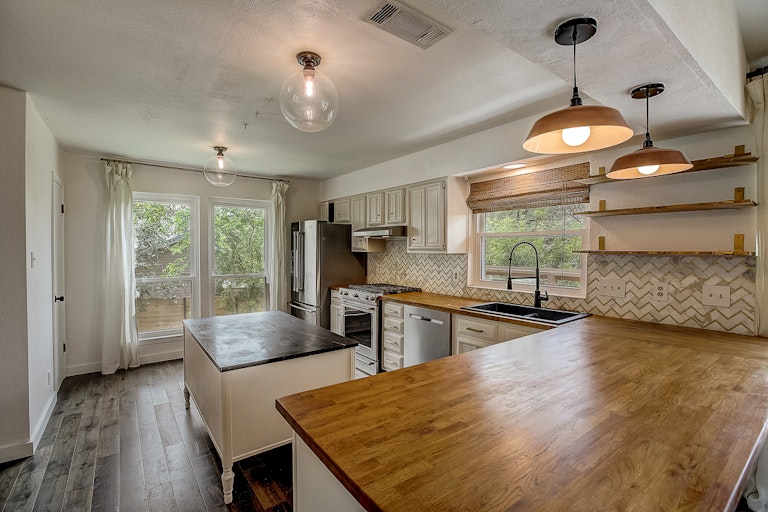 Photo 29 of 50 - 8103 Shiloh Ct, Austin, TX 78745