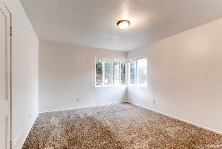 Photo 10 of 25 - 840 Tucson St, Aurora, CO 80011